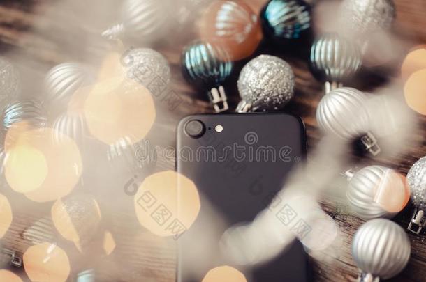 黑的智能手机和照相机向木制的背景和圣诞节