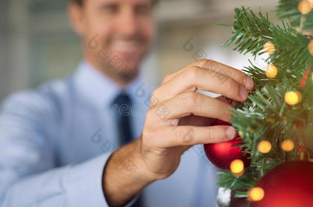商业<strong>男人装</strong>饰圣诞节树在办公室