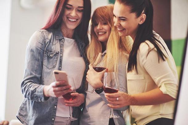 照片举向幸福的组关于朋友和红色的葡萄酒