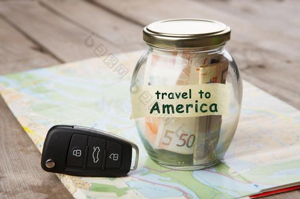 旅行美洲在旁边汽车-钱罐子,汽车钥匙和路标