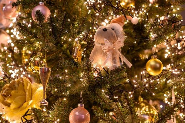 圣诞节树装饰是（be的三单形式喜庆地装饰和酿酒的关口