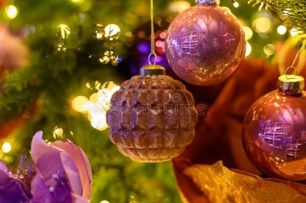圣诞节树装饰是（be的三单形式喜气洋洋地装饰和酿酒的关口