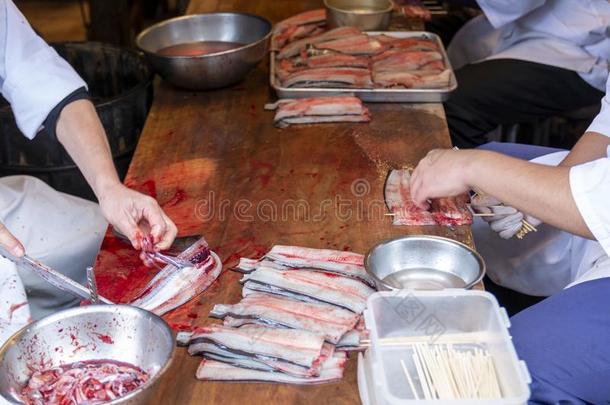鳝鱼谋杀方法和肉片鳝鱼鱼为给看和烹饪术卡巴