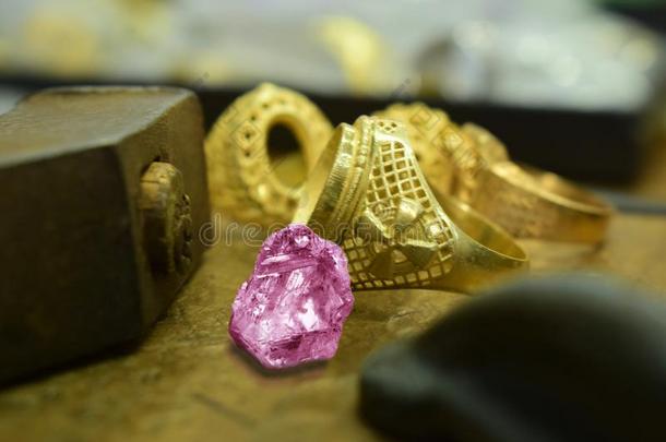 向指已提到的人书桌指已提到的人re是金戒指和粉红色的蓝宝石.产卵数阿瓦伊