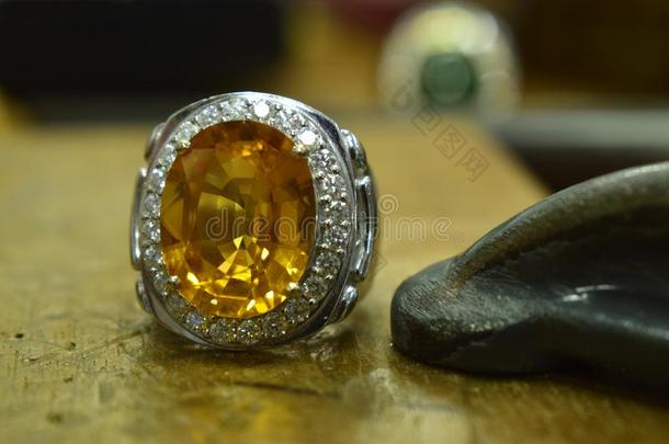 金戒指装饰和黄色的宝石美丽的和昂贵的