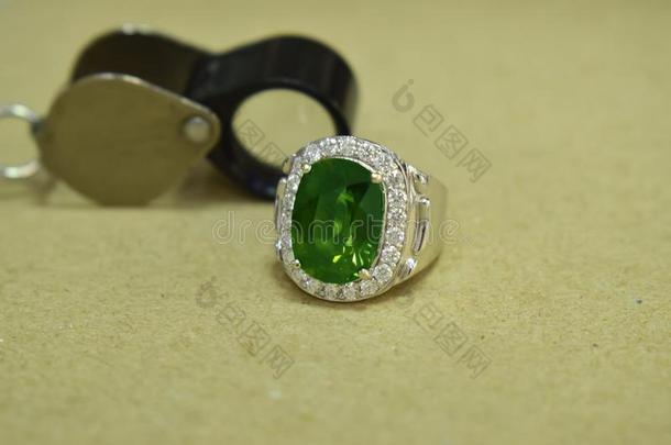 金戒指装饰和祖母绿和菱形奢侈的