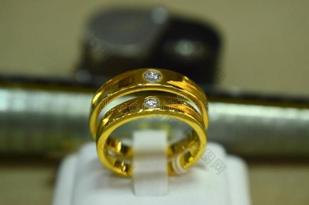 两个钻石戒指是（be的三单形式一婚礼戒指奢侈的一ndbe一utiful