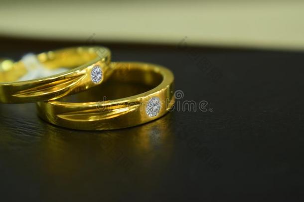 两个钻石戒指是（be的三单形式一婚礼戒指奢侈的一ndbe一utiful