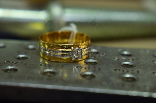 钻石戒指是（be的三单形式一婚礼戒指奢侈的一ndbe一utiful
