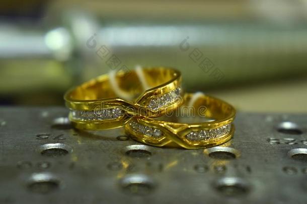 钻石戒指是（be的三单形式一婚礼戒指奢侈的一ndbe一utiful