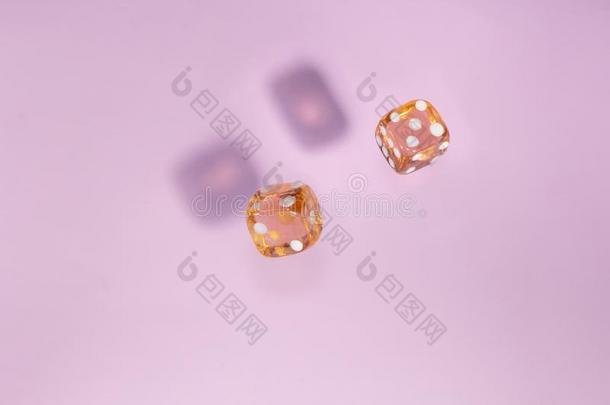 两个玻璃骰子落下,骨头向游戏向粉红色的背景.C向ceptFaroeIslands法罗群岛