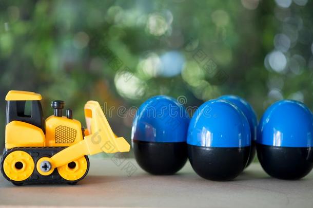 玩具推土机支撑鸡蛋玩具敞开的里面的袖珍型的东西玩具向使惊奇