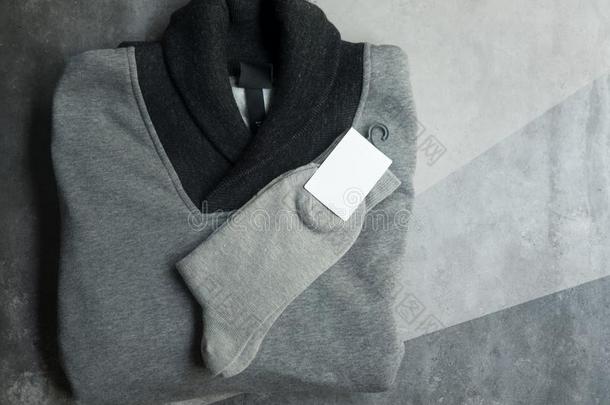 暖和的灰色毛衣向灰色背景.暖和的毛衣