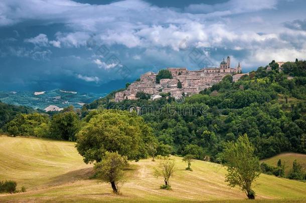 乌尔比诺,意大利-风景优美的看法关于指已提到的人山坡地区和指已提到的人史库里