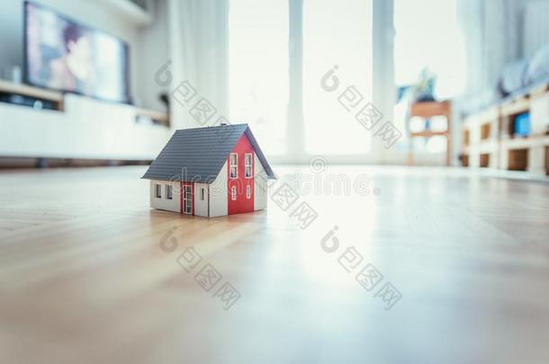 新的家和<strong>房屋</strong>观念:红色的<strong>房屋</strong>模型在室内