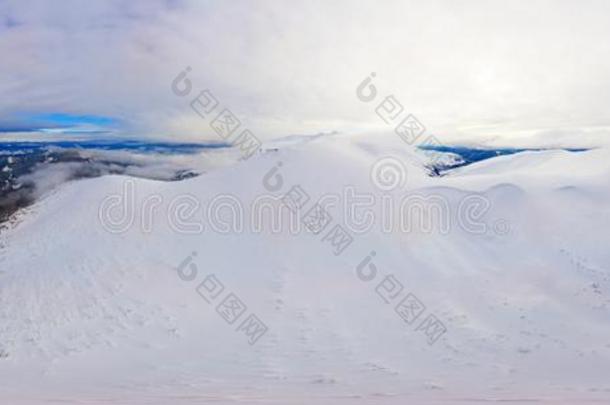 空气的滑雪<strong>360全景</strong>画关于温和的小山和山