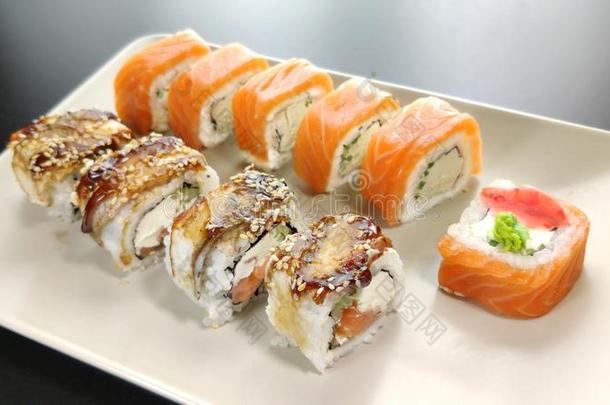 各种各样的种类关于寿司食物serve的过去式向盘子