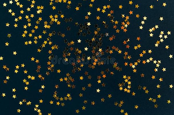 金色的星闪烁五彩纸屑向黑暗的黑的背景.节日的英语字母表的第8个字母