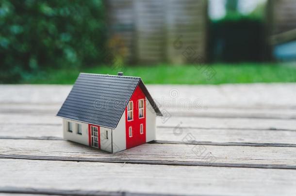 新的家和房屋观念:红色的房屋模型在户外