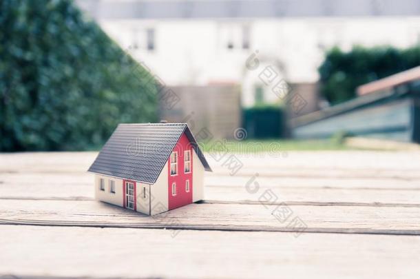 新的家和<strong>房屋</strong>观念:红色的<strong>房屋</strong>模型在户外