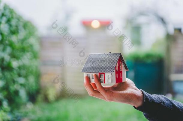 成熟的手是（be的三单形式佃户租种的土地红色的房屋<strong>模型</strong>,在<strong>户外</strong>.观念为新的