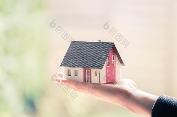成熟的手是（be的三单形式佃户租种的土地红色的<strong>房屋模型</strong>,在户外.观念为新的