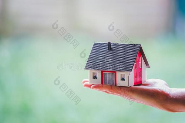 成熟的手是（be的三单形式佃户租种的土地红色的房屋模型,在户外.观念为新的