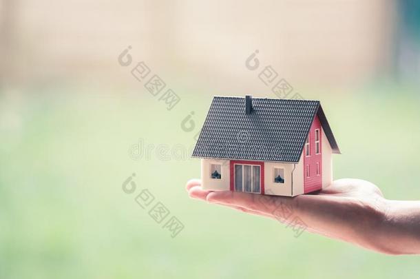 成熟的手是（be的三单形式佃户租种的土地红色的房屋模型,在户外.观念为新的