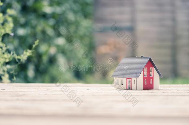 新的家和<strong>房屋</strong>观念:红色的<strong>房屋</strong>模型在户外