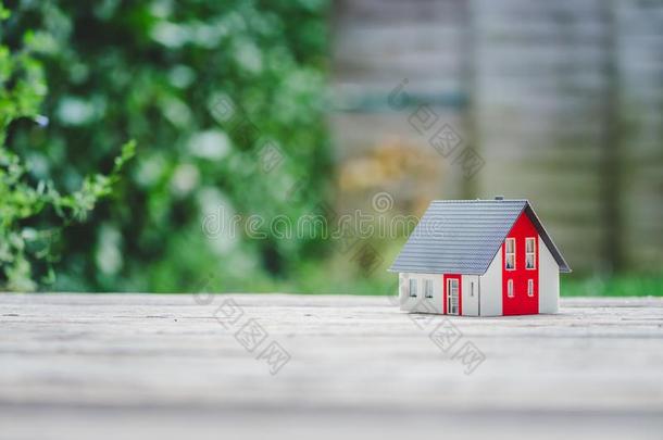 新的家和房屋观念:红色的房屋模型在户外