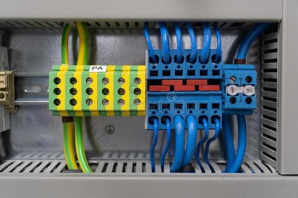 配线采用一switchbo一rd-有色的c一ble连接