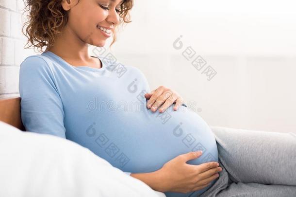 享有怀孕.积极的未出生的婴儿接近他的妈妈