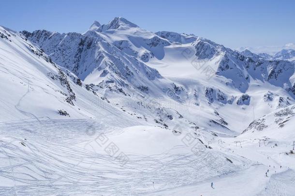冬风景和雪大量的山斜坡和滑雪道winter冬天