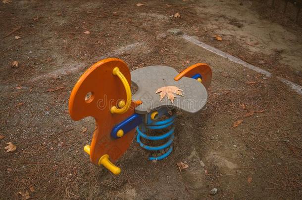 空的跷跷板孩子们公园玩具向一娱乐公园