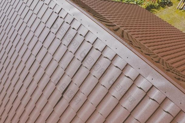 棕色的金属瓦片向指已提到的人屋顶关于指已提到的人房屋.波纹的金属屋顶