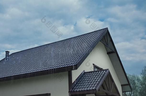波纹的金属屋顶和金属屋顶ing.现代的屋顶使关于相遇