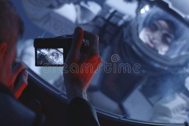 宇航员拍摄电影太空漫步同船工作的船员