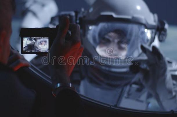 宇航员拍摄电影太空漫步同船工作的船员