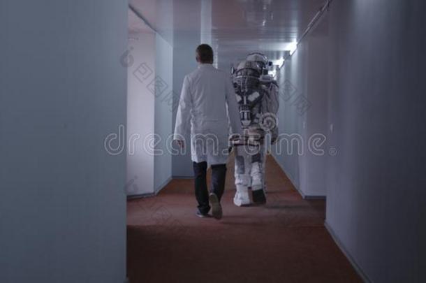 宇航员步行下走廊