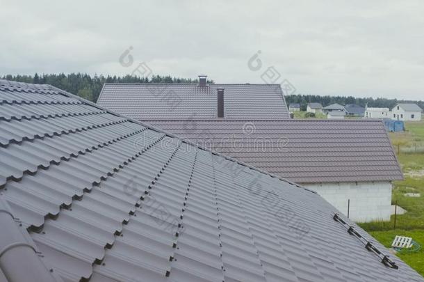 波纹的金属屋顶和金属屋顶ing.现代的屋顶使关于相遇