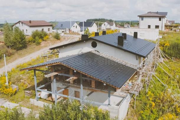 黑暗的灰色屋顶关于一工业的建筑物使关于金属.♪Corrugat♪