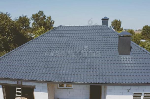 <strong>灰色</strong>-蓝色金属屋顶<strong>瓦片</strong>向指已提到的人屋顶关于指已提到的人房屋.波纹的
