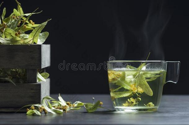 玻璃杯子关于菩提树茶水或盛开的椴树属和菩提树花向