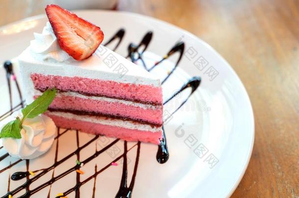 自家制的草莓酸奶蛋糕装饰和新鲜的成果