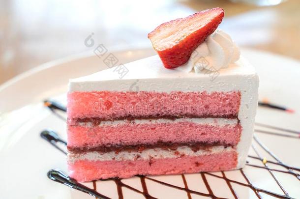 自家制的<strong>草莓</strong>酸奶<strong>蛋糕装饰</strong>和新鲜的成果