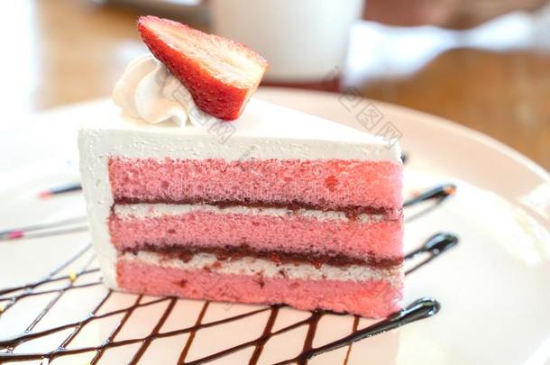 自家制的草莓酸奶蛋糕装饰和新鲜的成果