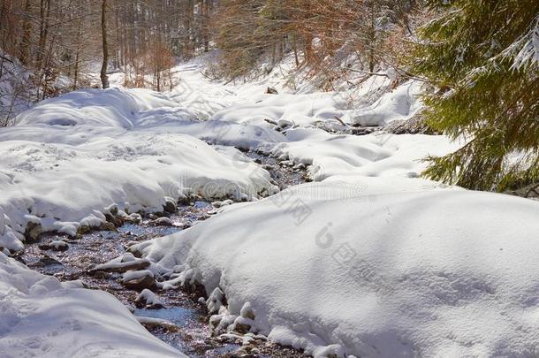 河蜿蜒的河流通过雪向一和煦的：照到阳光的d一y,在的时候一徒步旅行Turkey土耳其