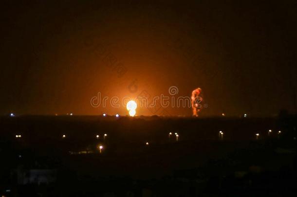 火焰上升后的以色列的<strong>战机</strong>被携带的出局空袭向Gobon蓬