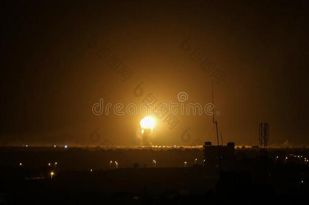 火焰上升后的以色列的<strong>战机</strong>被携带的出局空袭向Gobon蓬