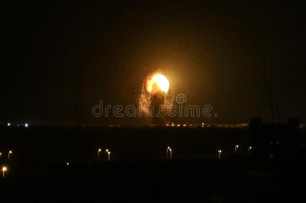 火焰上升后的以色列的战机被携带的出局空袭向Gobon蓬